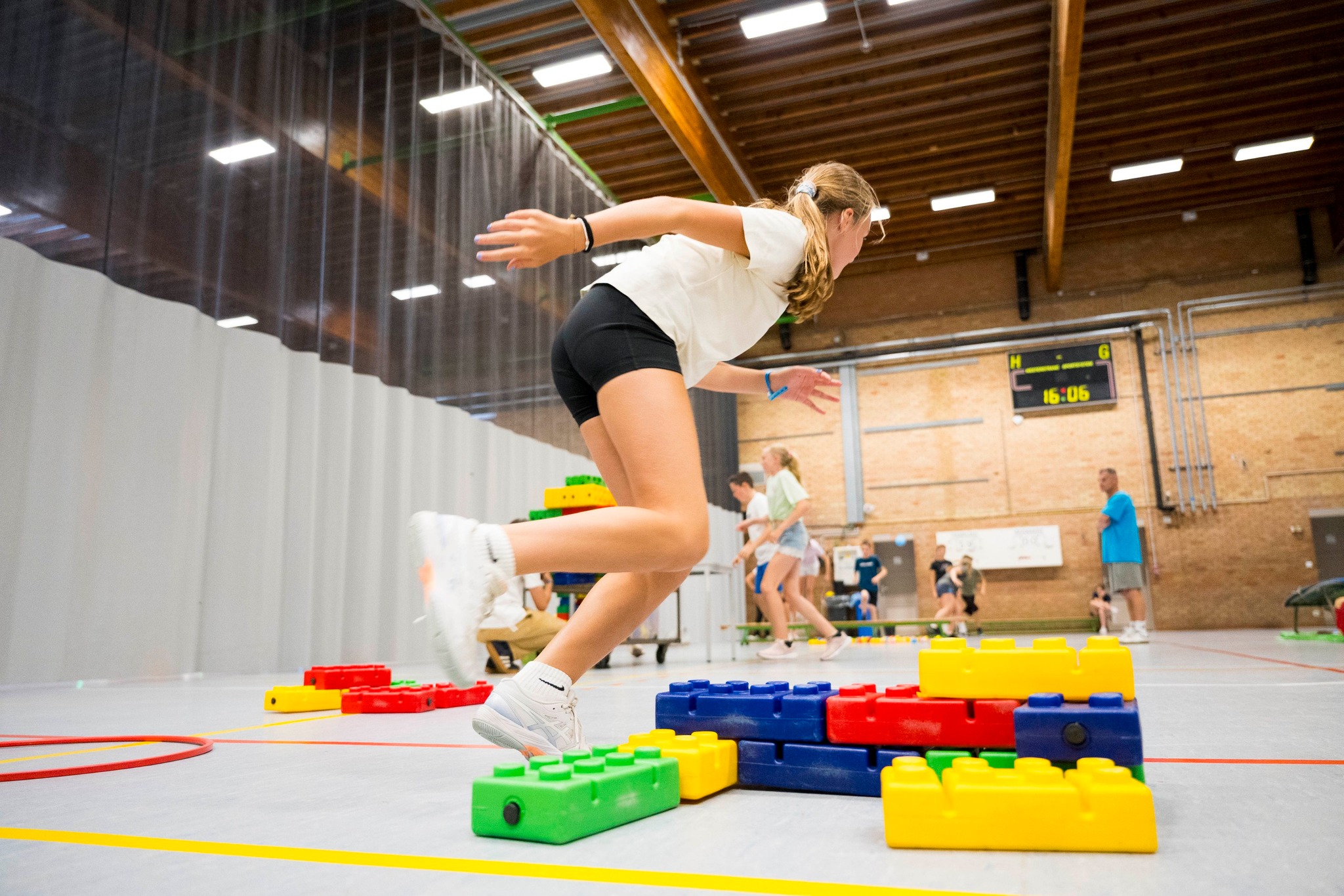 Atletiek activiteit met gekleurde blokken